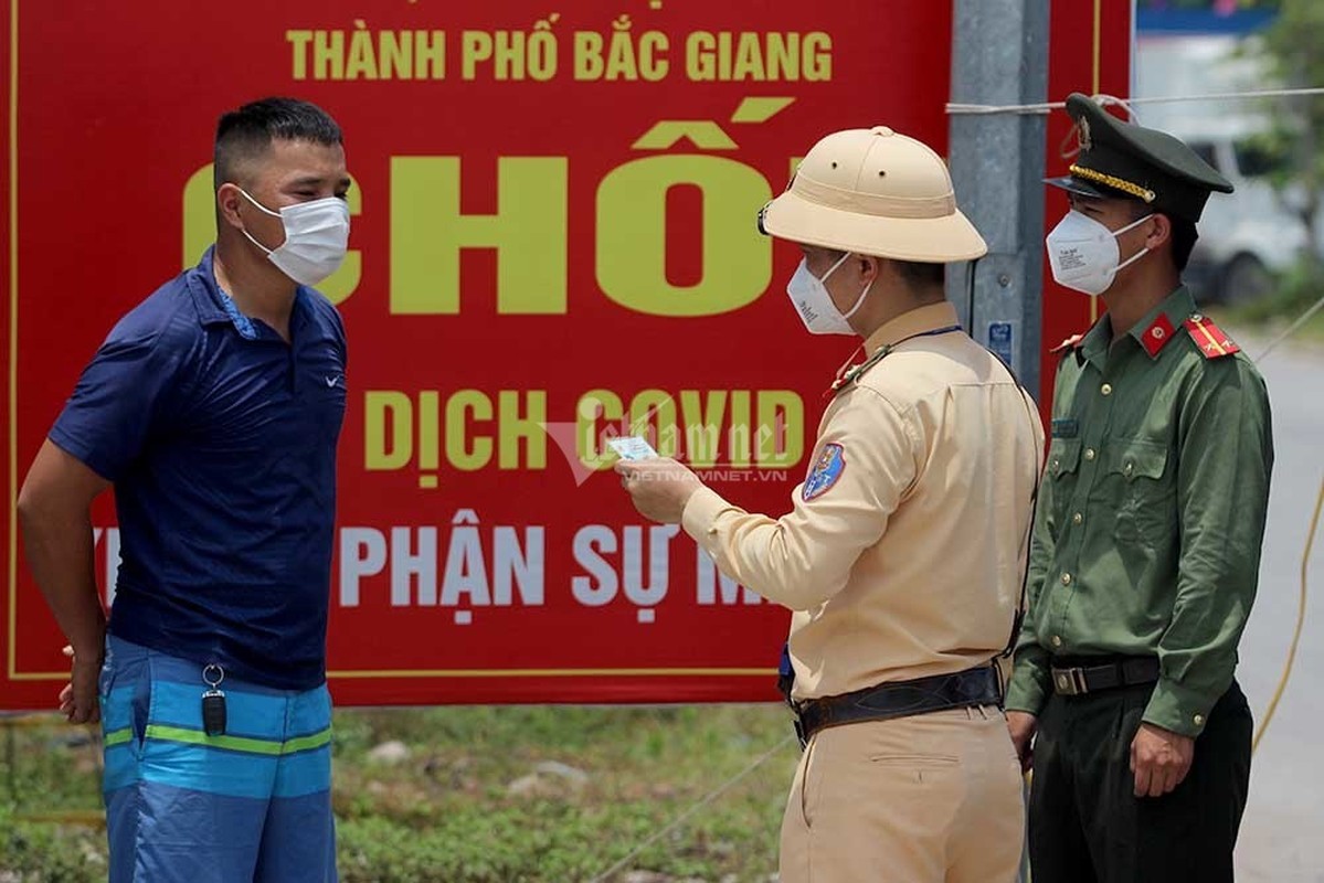 Giua “chao lua” Bac Giang, chot kiem dich cang minh chong COVID-19-Hinh-9