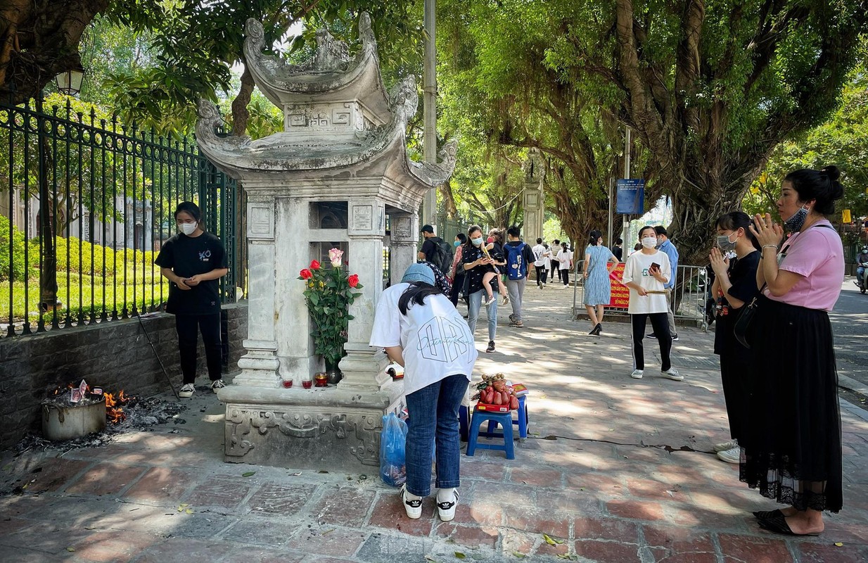 Hang tram si tu den Van Mieu vai vong cau may truoc ngay thi tot nghiep THPT-Hinh-2