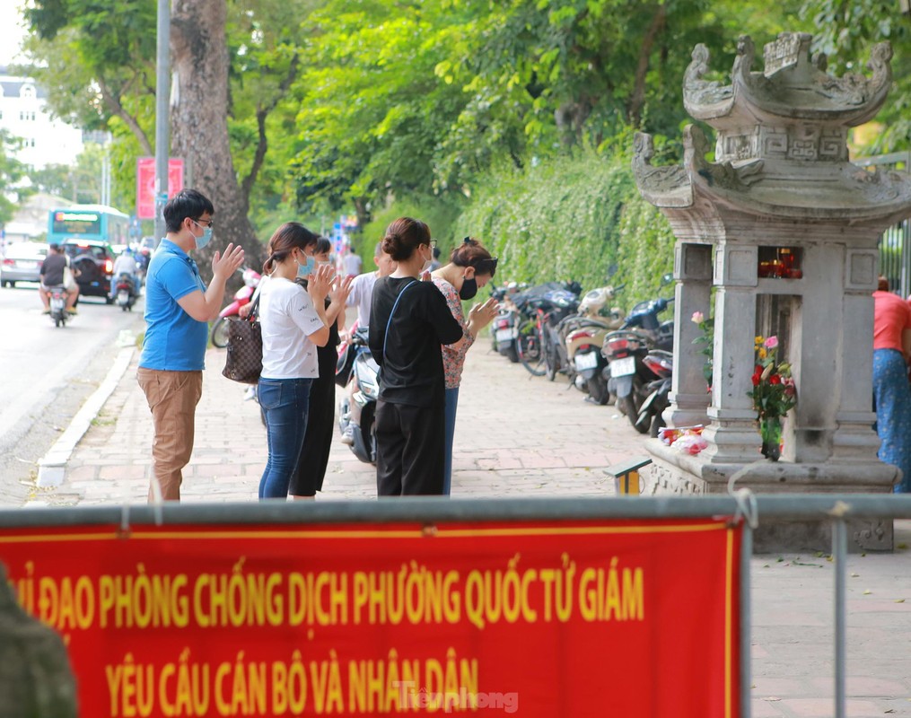 Hang tram si tu den Van Mieu vai vong cau may truoc ngay thi tot nghiep THPT-Hinh-3