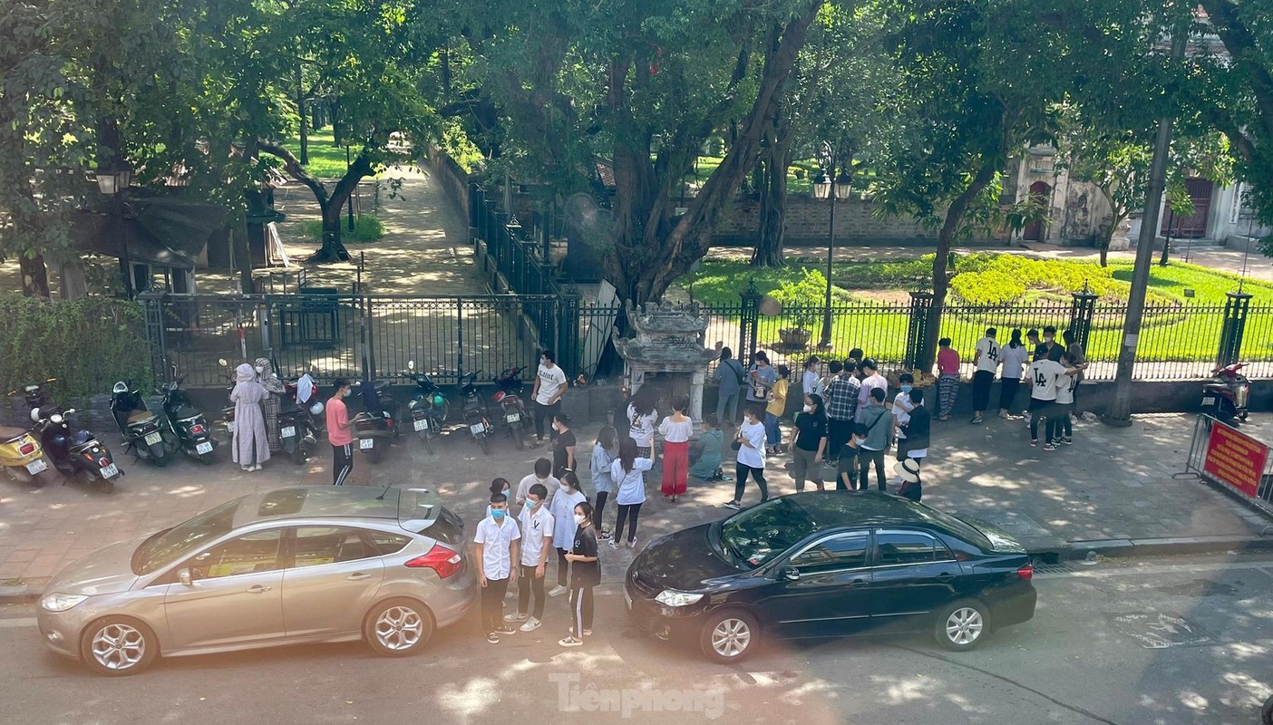 Hang tram si tu den Van Mieu vai vong cau may truoc ngay thi tot nghiep THPT