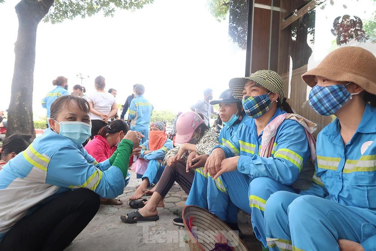 Ha Noi: Hang tram cong nhan ve sinh roi nuoc mat khi nhan tien luong bi no-Hinh-5