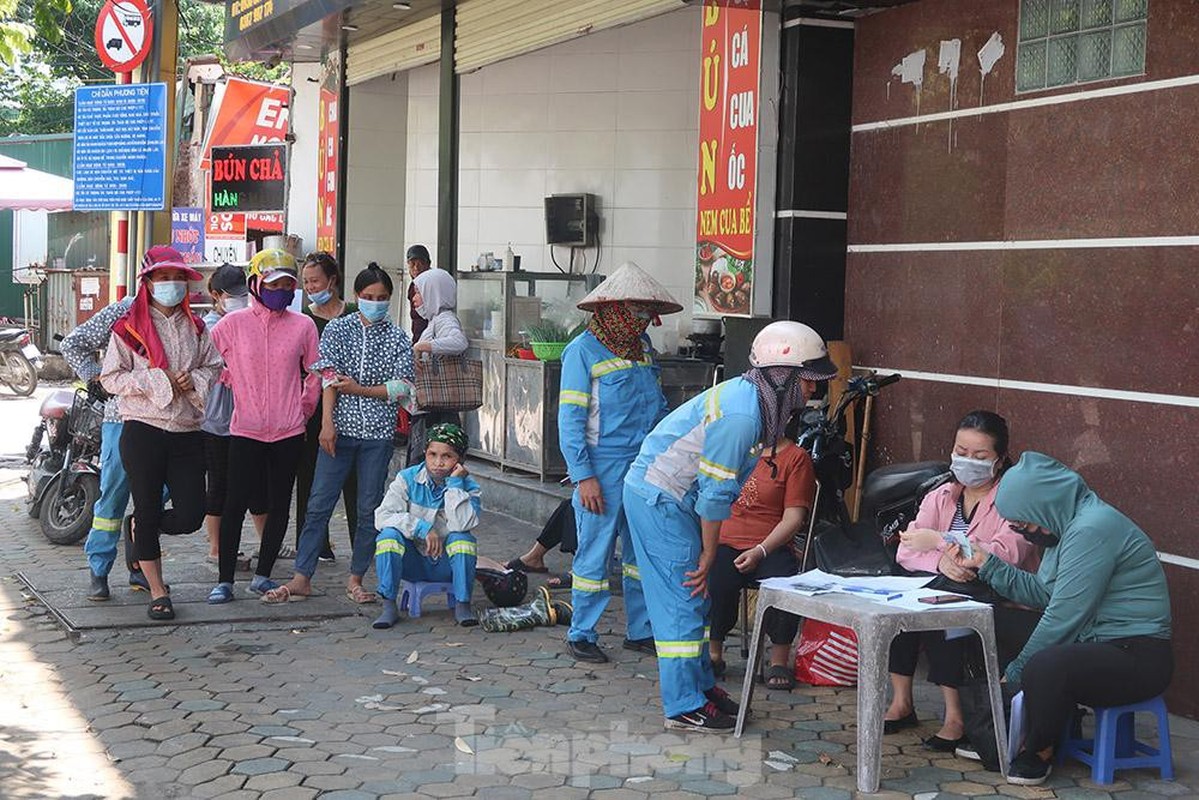 Ha Noi: Hang tram cong nhan ve sinh roi nuoc mat khi nhan tien luong bi no