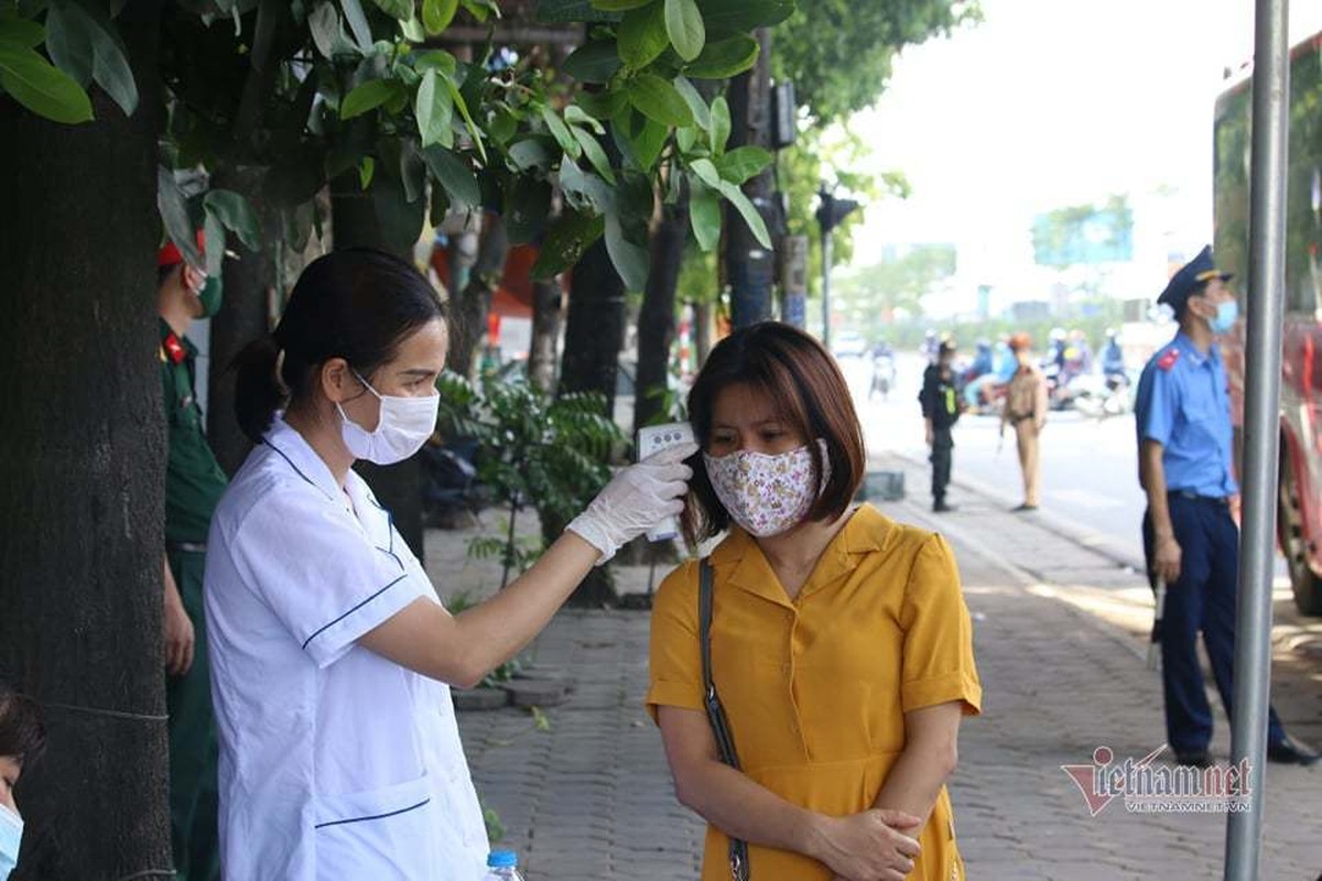 Hinh anh dau tien tai cac chot cua ngo Ha Noi, co test nhanh Covid-19-Hinh-14