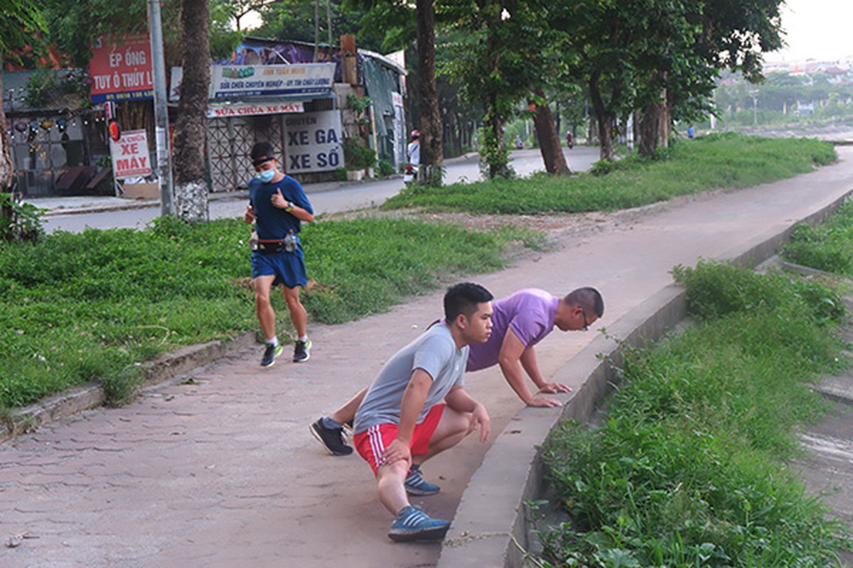 Nguoi dan chu quan, bo khau trang tap the duc giua dich COVID-19-Hinh-3