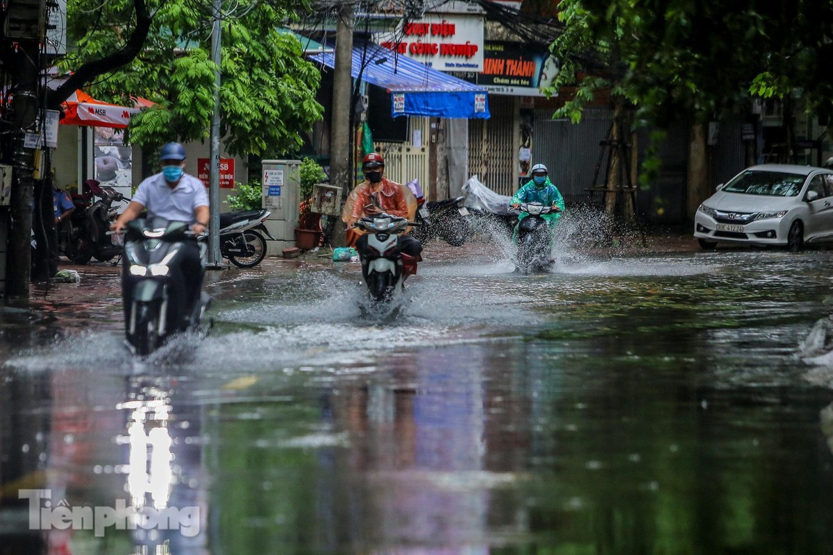 Nuoc tran vao nha, 'pho bien thanh song' sau mua lon o Ha Noi-Hinh-10