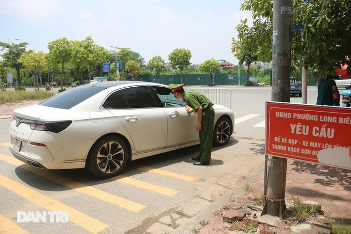 Xe tai, container, cong be tong... thanh lo cot chong COVID-19-Hinh-11