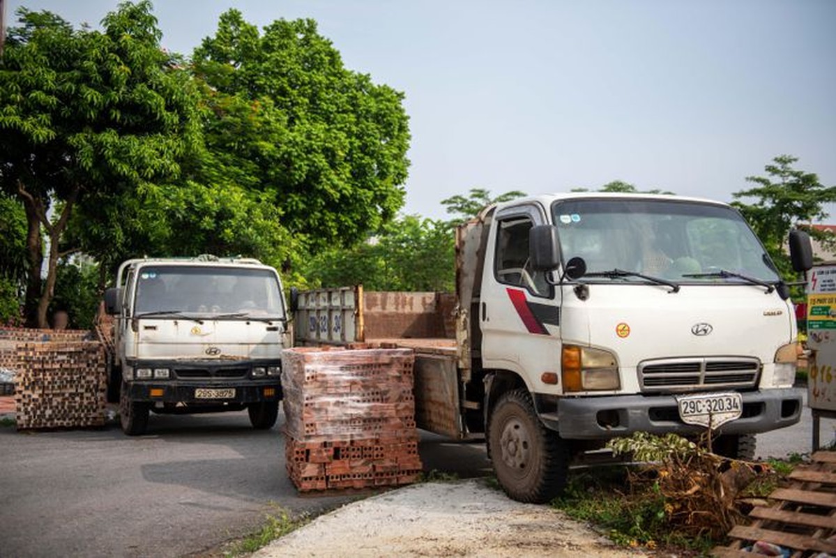 Xe tai, container, cong be tong... thanh lo cot chong COVID-19-Hinh-2