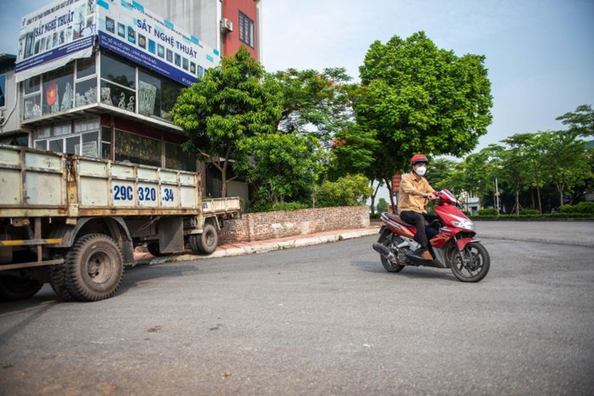 Xe tai, container, cong be tong... thanh lo cot chong COVID-19-Hinh-3