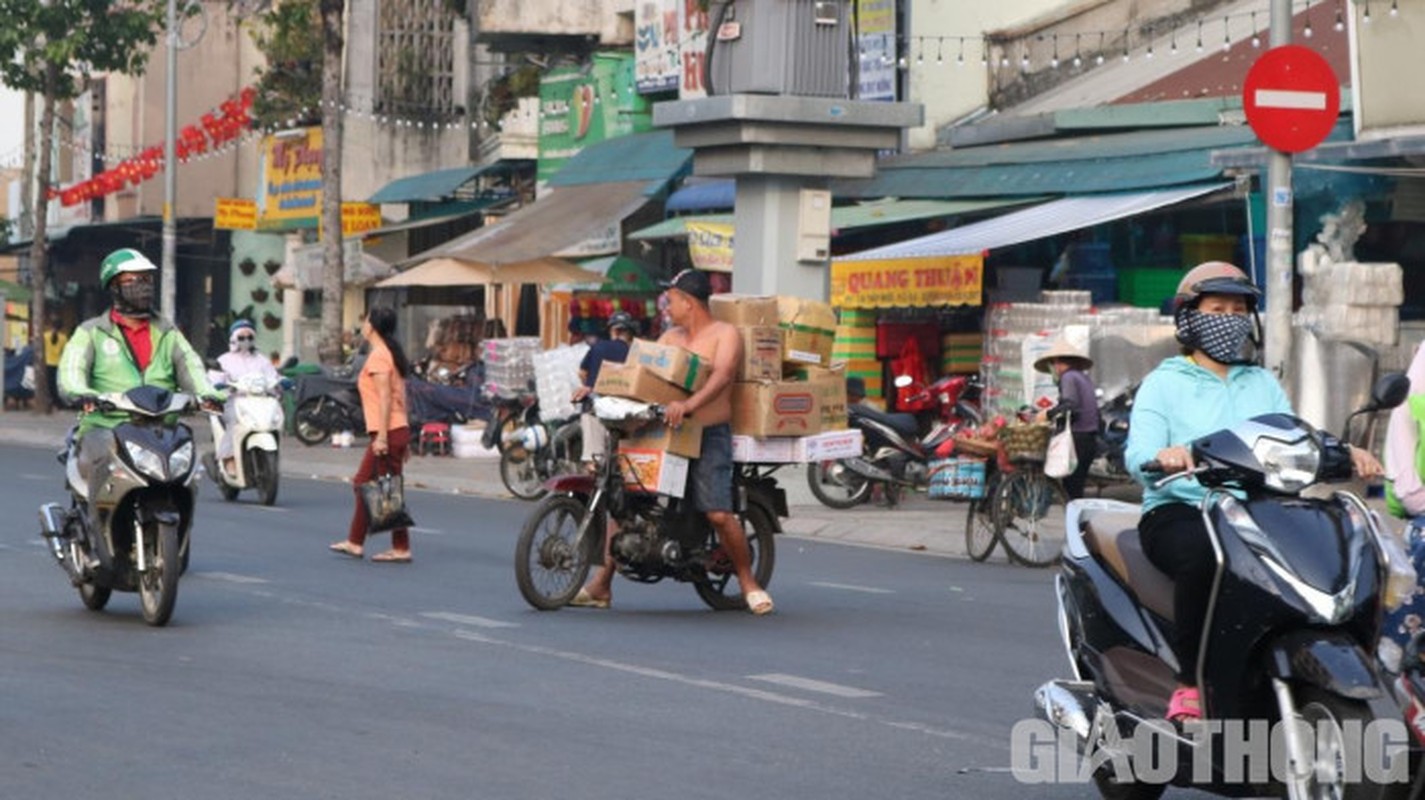 Xe may cu nat nhan nhan long hanh tren pho Ha Noi-Hinh-10