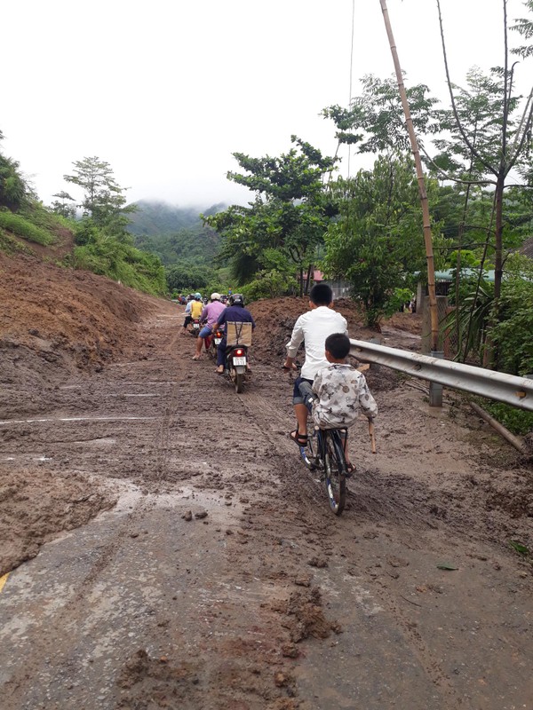 Hang nghin khoi bun dat sat xuong quoc lo khien giao thong un tac-Hinh-6