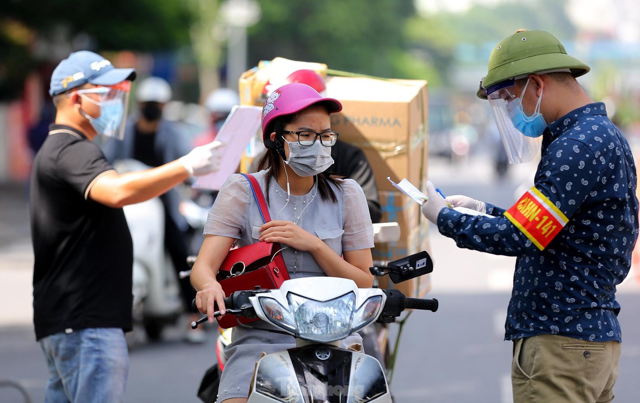 Hinh anh to cong tac dac biet kiem tra nguoi luu thong trong noi do Ha Noi-Hinh-12