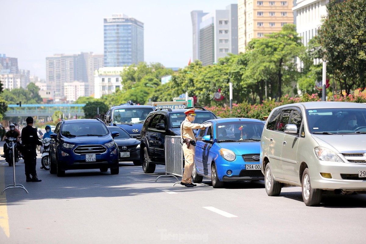 Hinh anh to cong tac dac biet kiem tra nguoi luu thong trong noi do Ha Noi