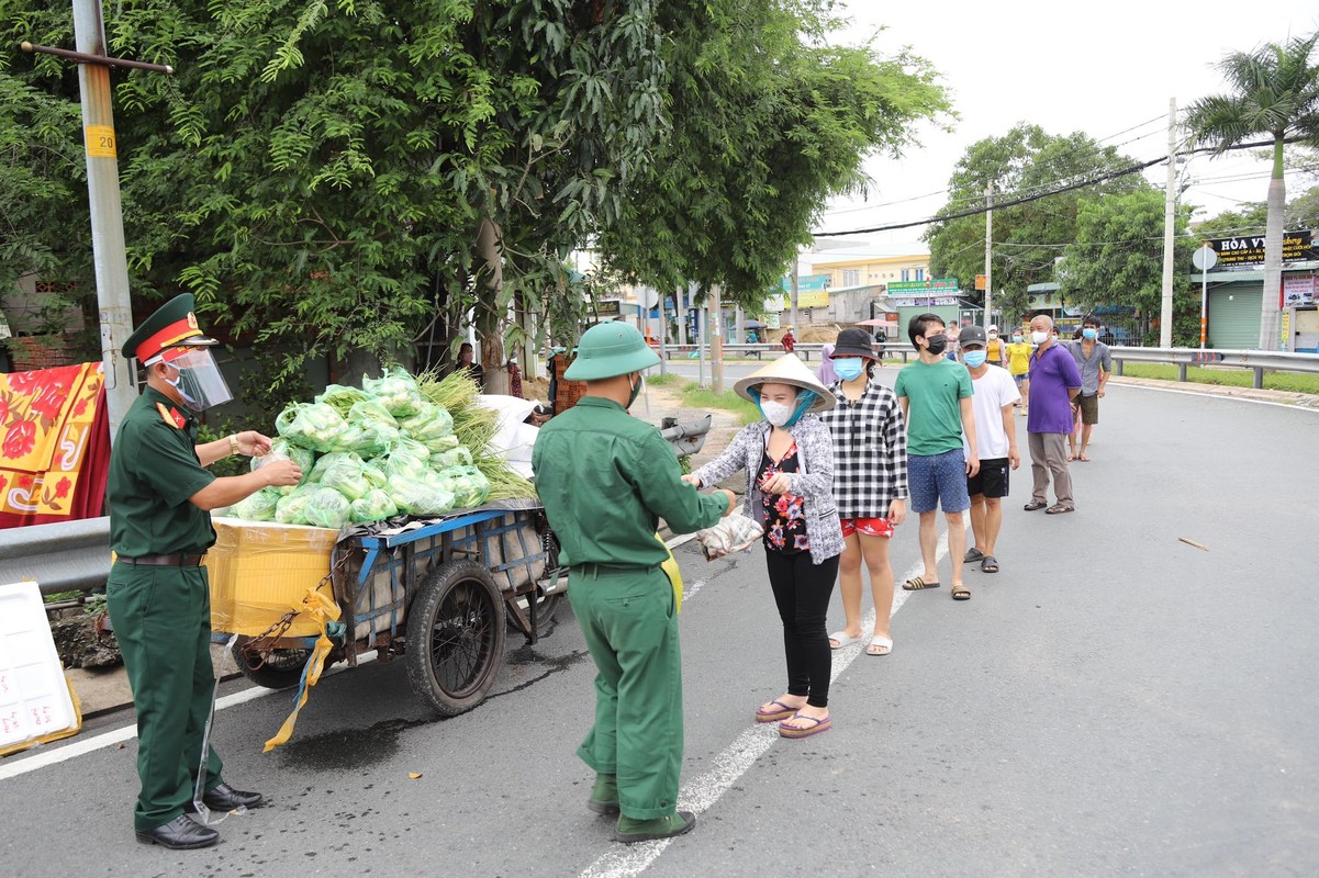 Bo doi ho tro tan nha, nguoi dan TP HCM an tam chong dich-Hinh-12