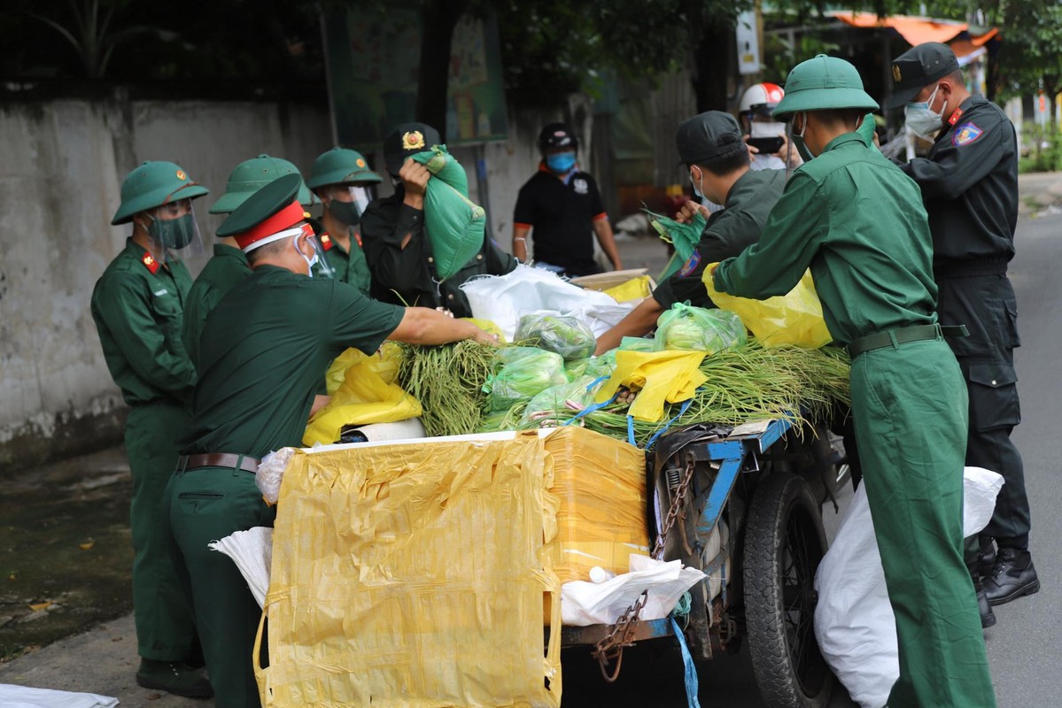 Bo doi ho tro tan nha, nguoi dan TP HCM an tam chong dich-Hinh-8