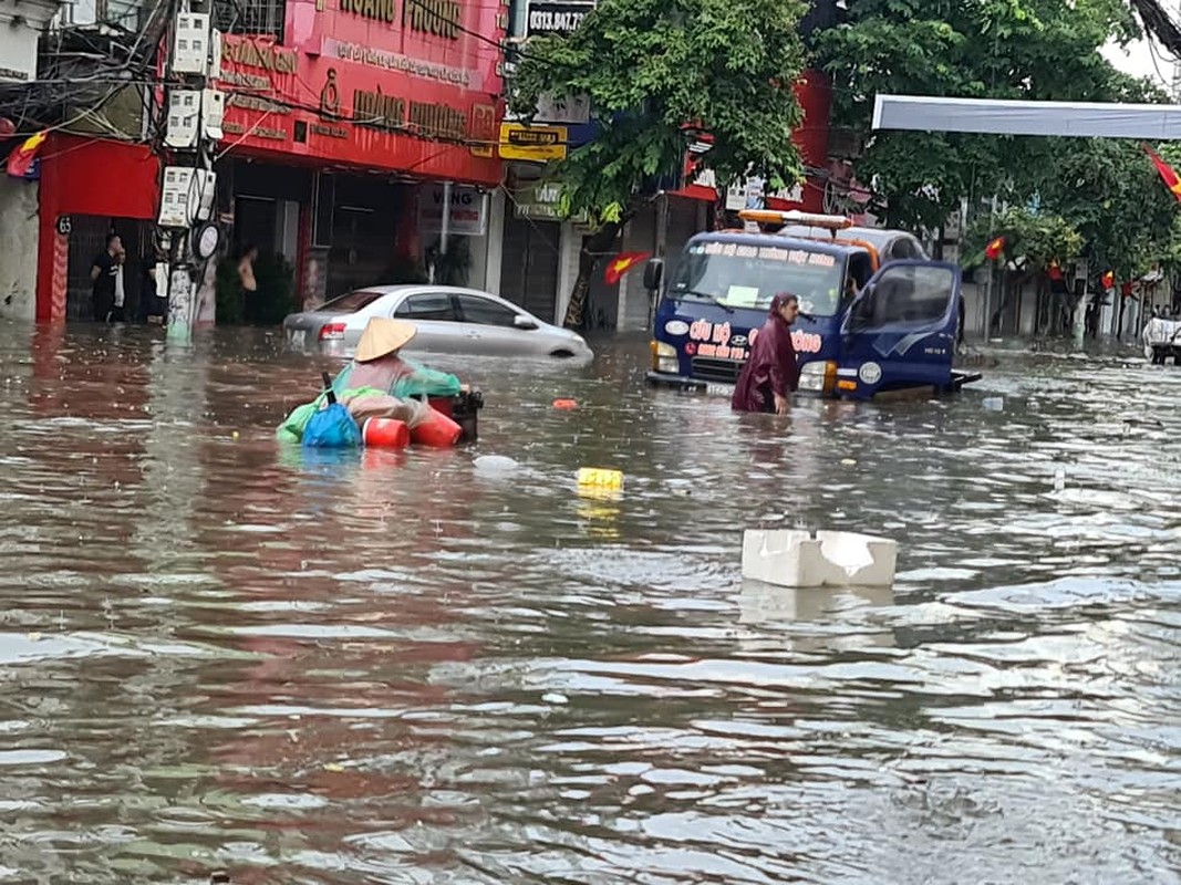 Mua lon tai Hai Phong, nhieu tuyen duong ngap sau ca met-Hinh-3