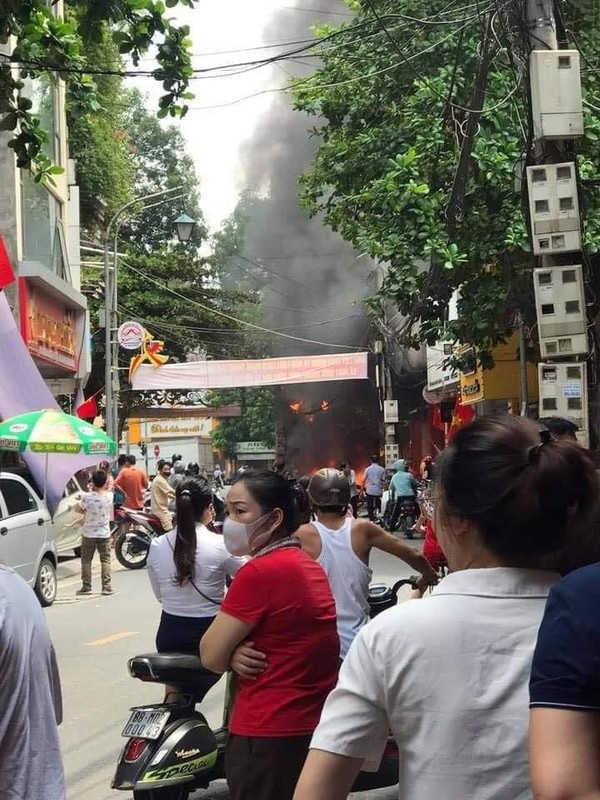 Vu chay 4 ngoi nha o Vinh Phuc: Bat giu nghi pham nem bom xang-Hinh-6