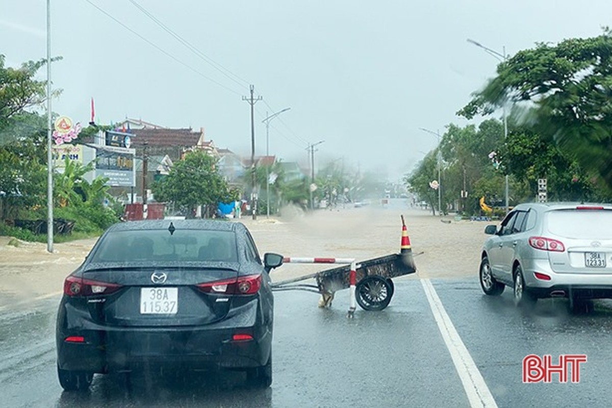 Mua lon keo dai khien quoc lo va nha dan o Ha Tinh ngap sau-Hinh-13