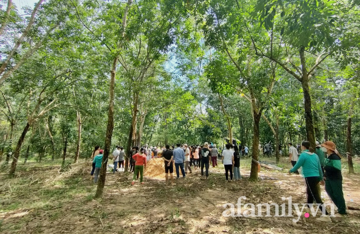 Be 2 tuoi mat tich o Binh Duong: Nguoi nha khoc nghen trong tang le-Hinh-9