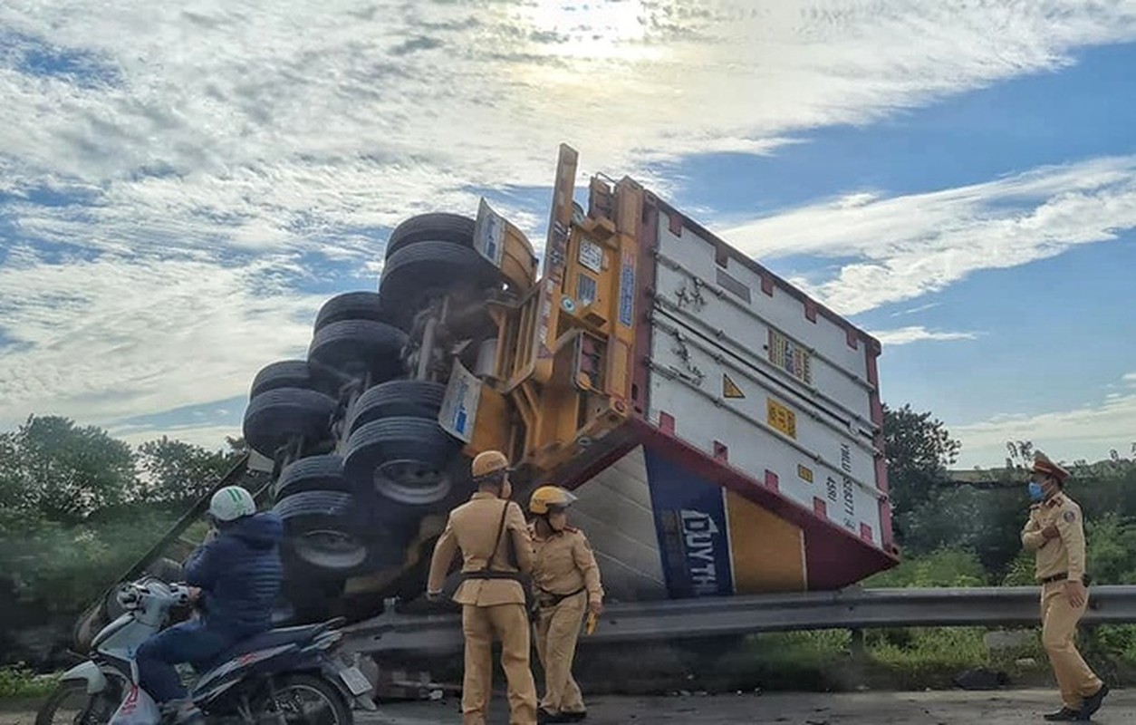 Xe container lat tren cau Thanh Tri, giao thong un tac keo dai-Hinh-2