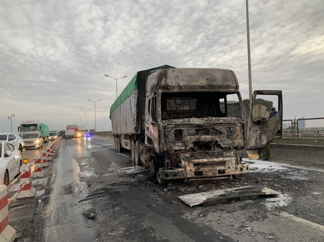 Xe container chay tro khung dau tren cau Thanh Tri-Hinh-2