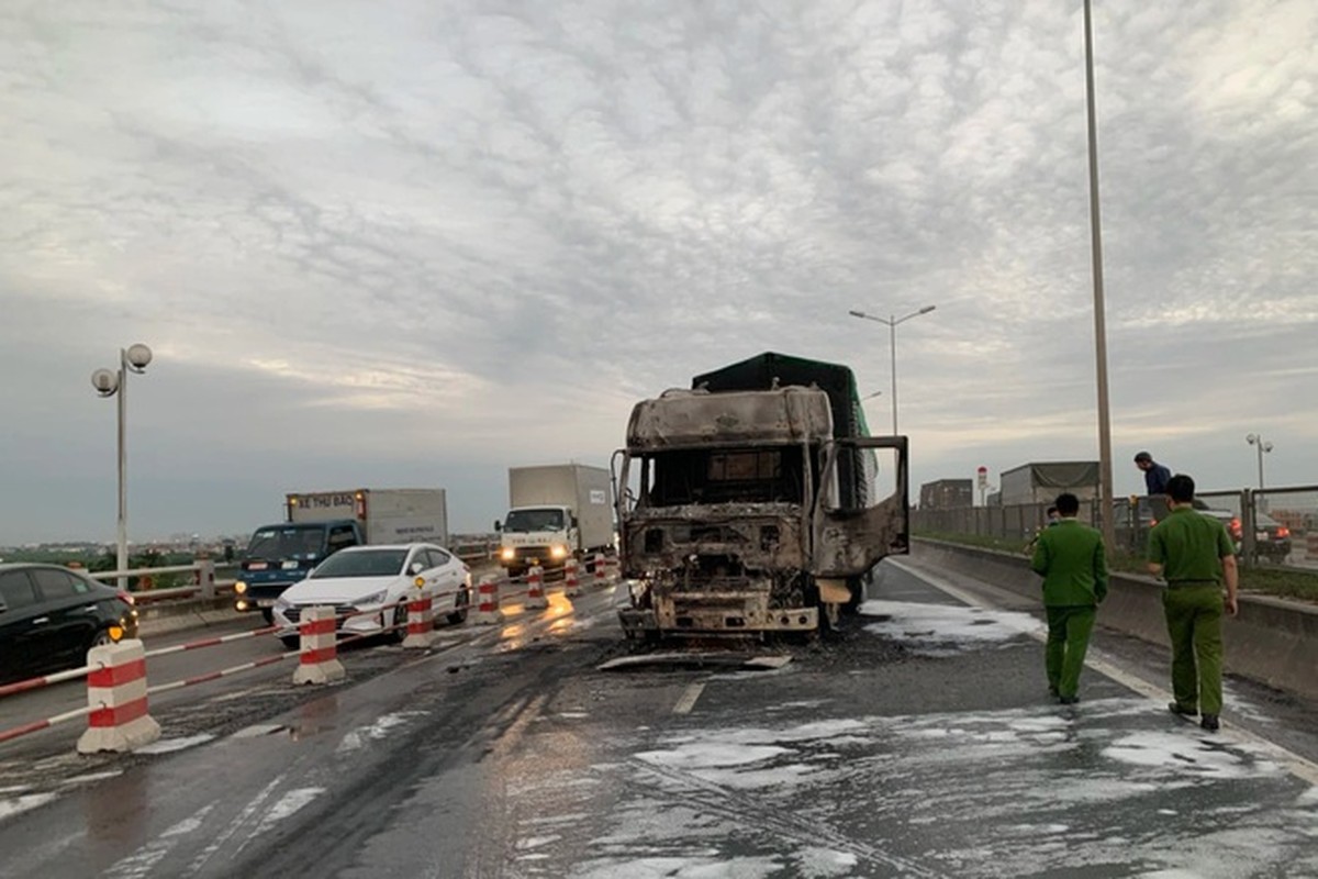 Xe container chay tro khung dau tren cau Thanh Tri-Hinh-3