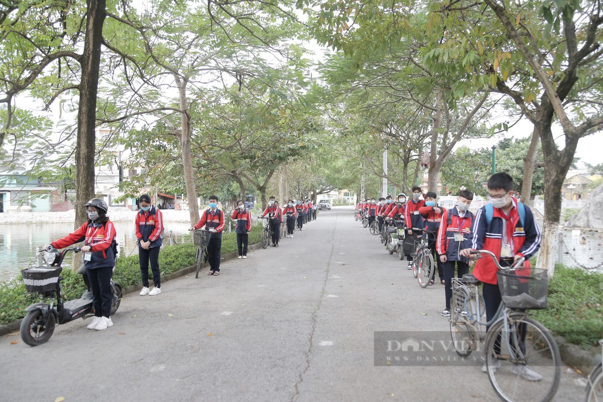 Giao vien Ha Noi xuc dong, hoc sinh hao huc khi tro lai truong-Hinh-7