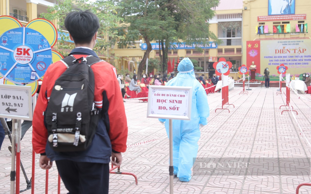 Giao vien Ha Noi xuc dong, hoc sinh hao huc khi tro lai truong-Hinh-8