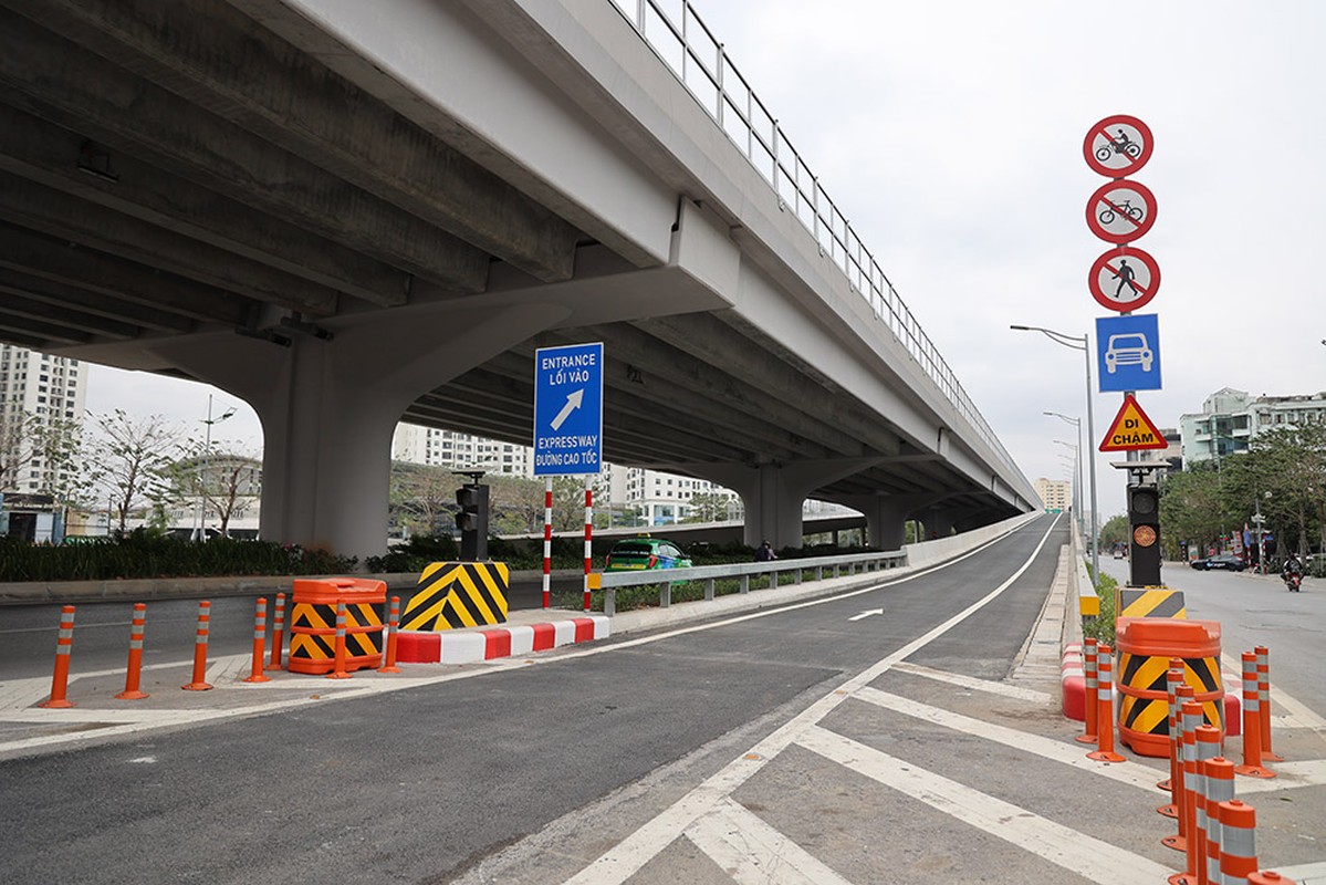 Ha Noi: Can canh 6 nhanh ram len xuong Vanh dai 3 noi Pham Van Dong