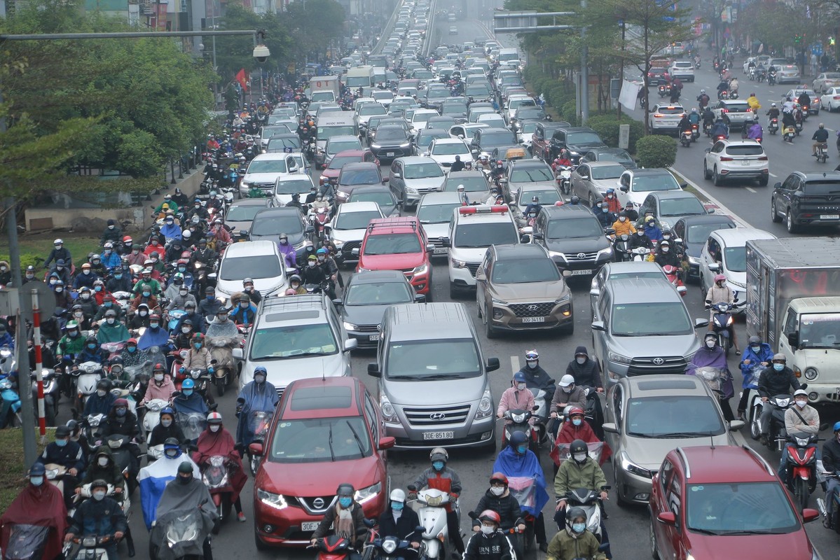 Ha Noi: Nghin nguoi doi mua ret len loi tren duong ngay dau di lam-Hinh-3