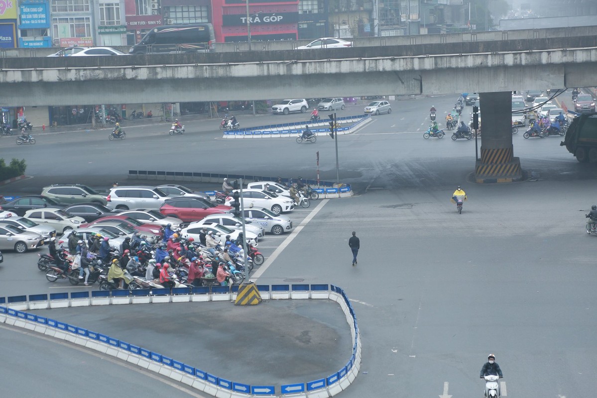 Ha Noi: Nghin nguoi doi mua ret len loi tren duong ngay dau di lam-Hinh-6