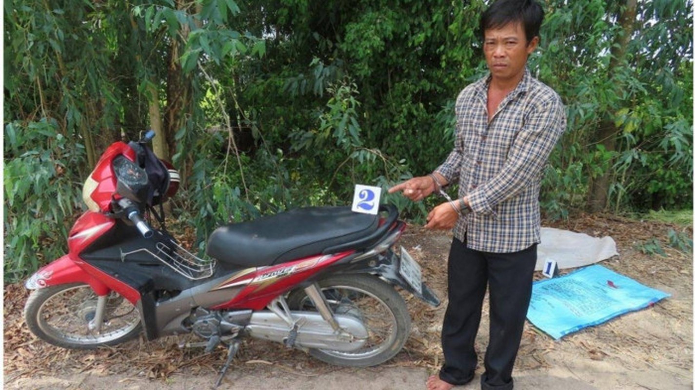 Tin nong 18/3: Hiep dam con gai cua ban giua dong vang