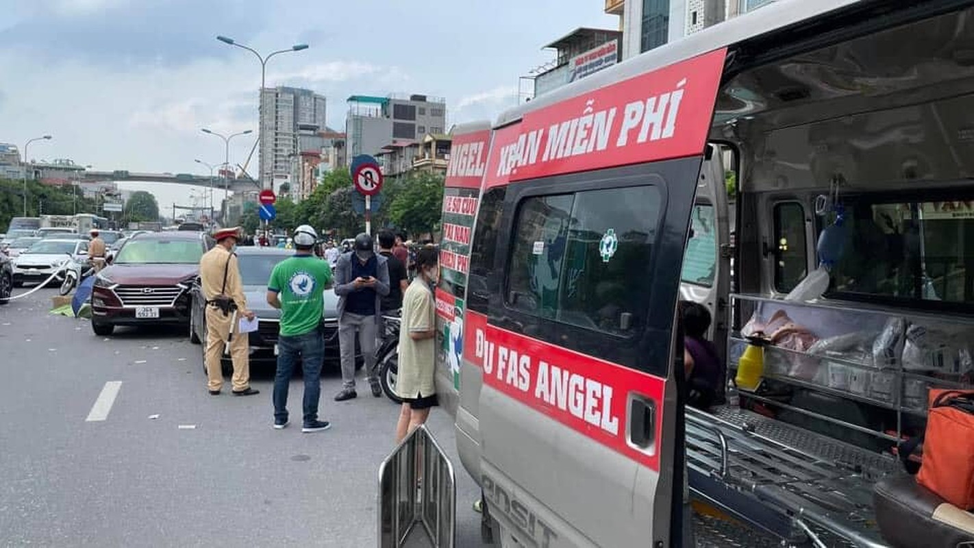 Ha Noi: Tai nan lien hoan tren duong khien 1 nguoi tu vong