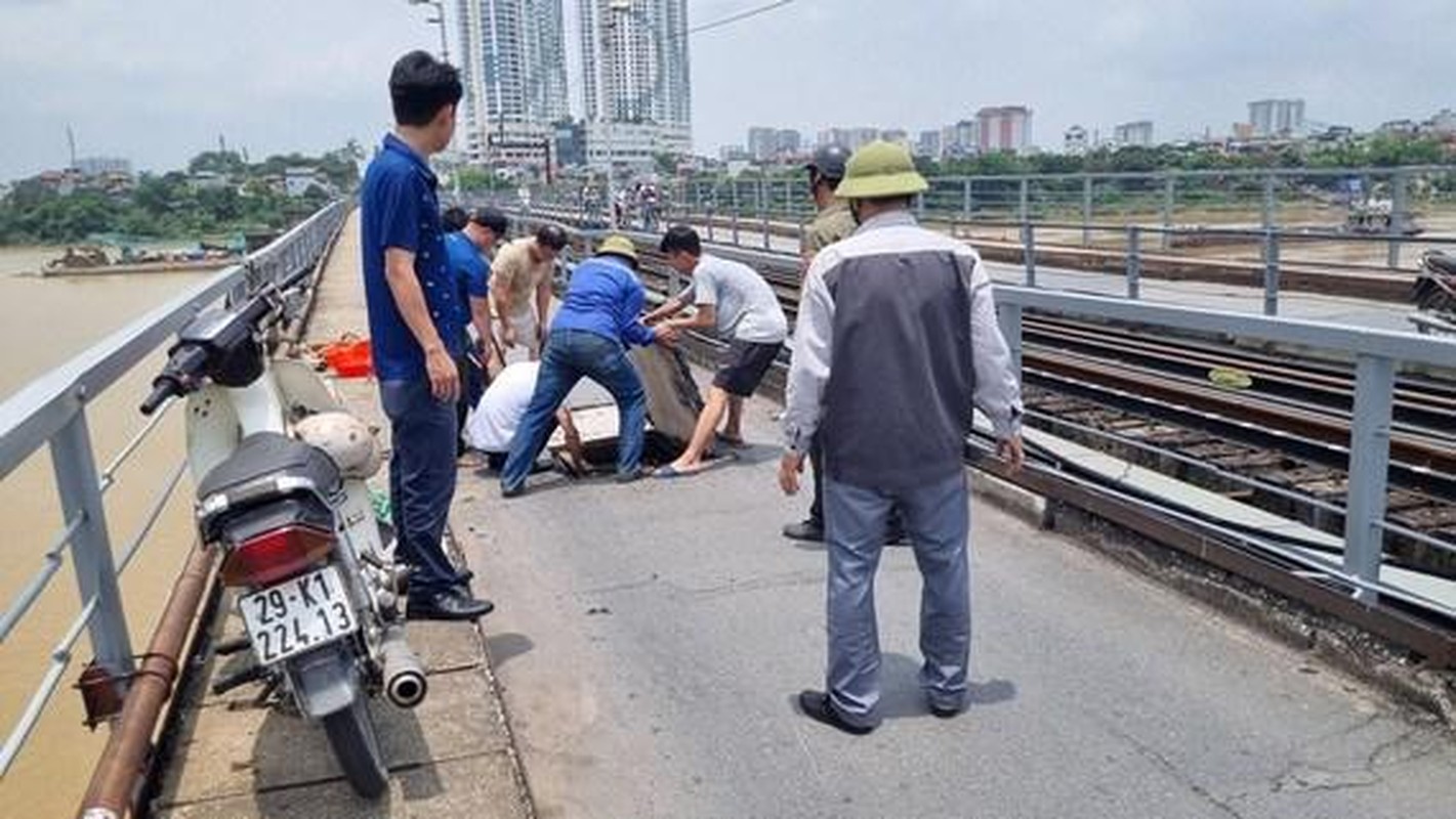 Tin nong 10/6: Lap 3 camera theo doi tren cau Long Bien