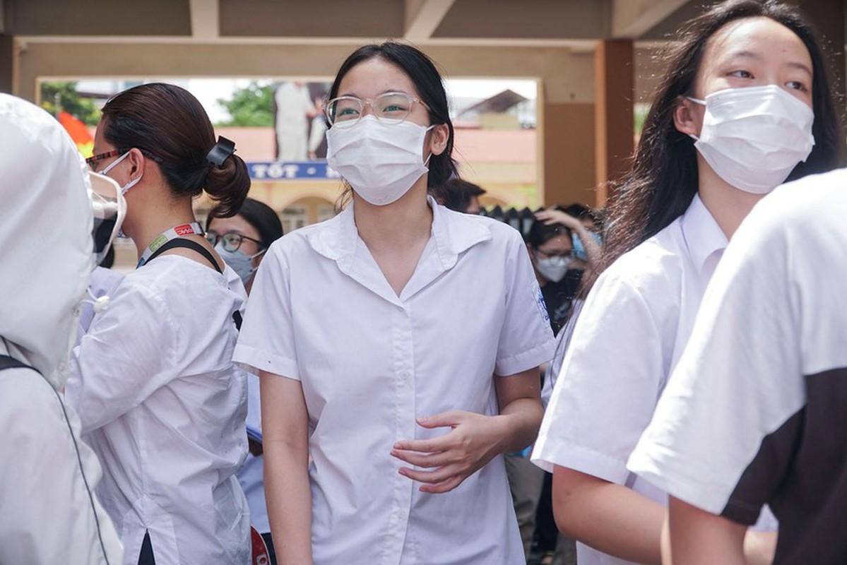 Ha Noi: Nhieu si tu thi vao lop 10 mung ro khi lam duoc bai-Hinh-7