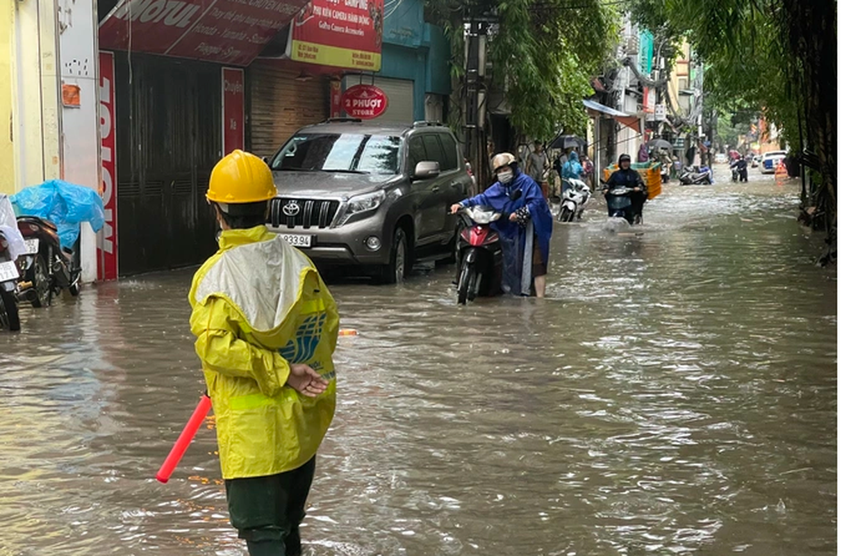 Mua lon trong dem, nhieu tuyen pho Ha Noi  bien thanh song-Hinh-10