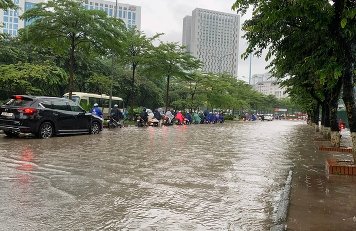 Mua lon trong dem, nhieu tuyen pho Ha Noi  bien thanh song-Hinh-12