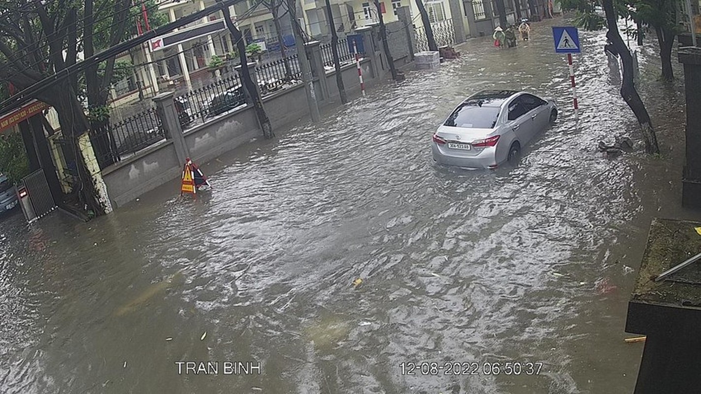 Mua lon trong dem, nhieu tuyen pho Ha Noi  bien thanh song-Hinh-13