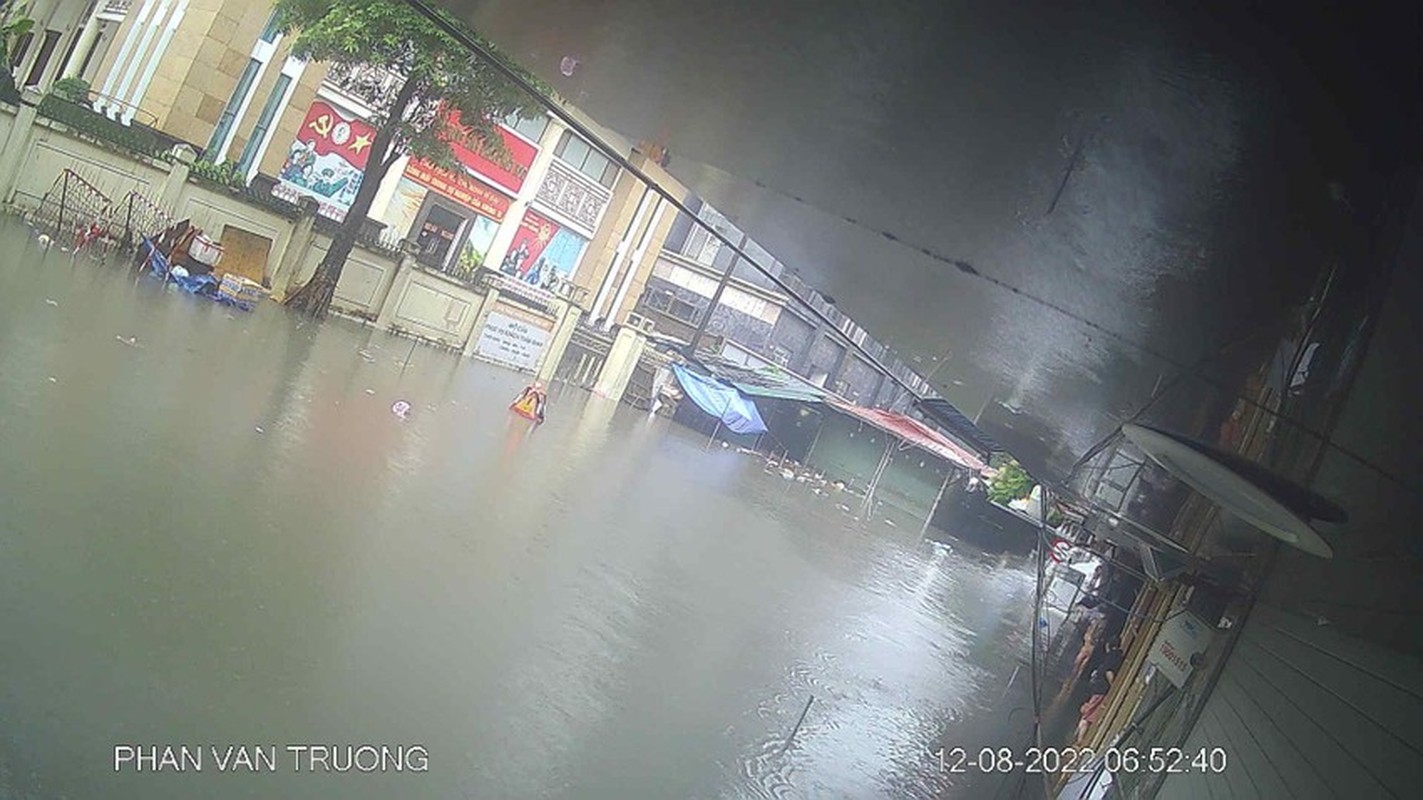 Mua lon trong dem, nhieu tuyen pho Ha Noi  bien thanh song-Hinh-15