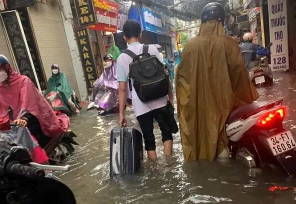 Mua lon trong dem, nhieu tuyen pho Ha Noi  bien thanh song-Hinh-4