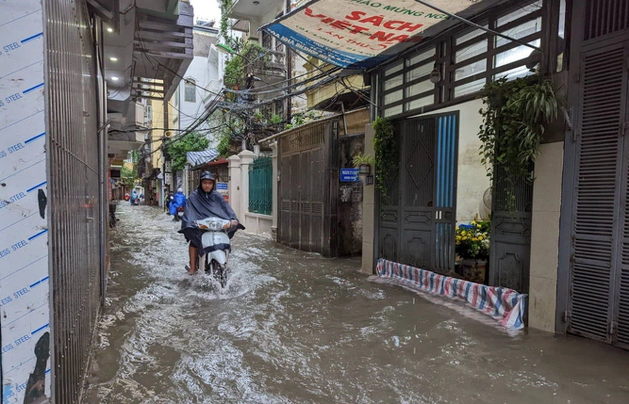 Mua lon trong dem, nhieu tuyen pho Ha Noi  bien thanh song-Hinh-7