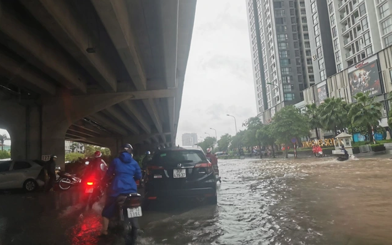 Mua lon trong dem, nhieu tuyen pho Ha Noi  bien thanh song-Hinh-8