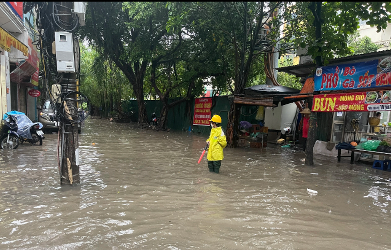 Mua lon trong dem, nhieu tuyen pho Ha Noi  bien thanh song-Hinh-9