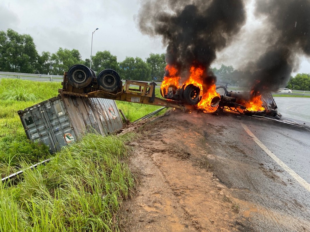 Xe dau keo lat ngua, lua chay thieu rui phan dau tren cao toc-Hinh-2