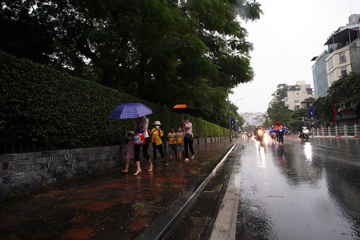 Ha Noi troi toi sam, pho phuong vang lang trong ngay dau nghi le-Hinh-14