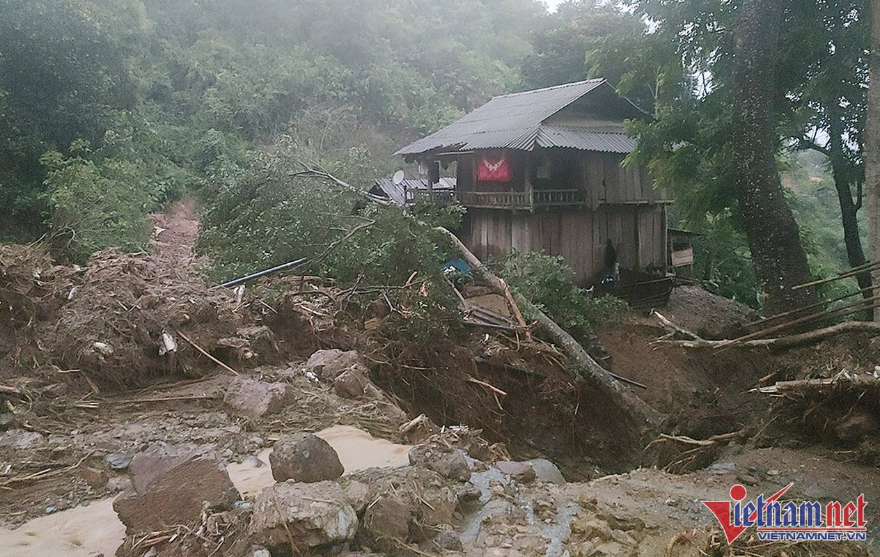 Mua lu can quet Nghe An, nhieu nha cua bi cuon troi, sap do-Hinh-12