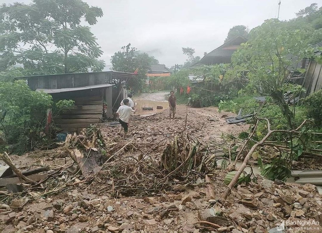 Mua lu can quet Nghe An, nhieu nha cua bi cuon troi, sap do-Hinh-9