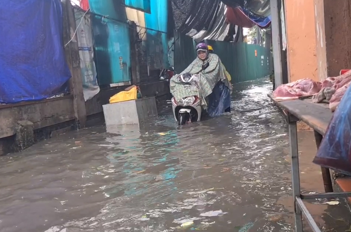 Ha Noi: Mua lon khien nhieu tuyen pho ngap, cay do de o to-Hinh-13