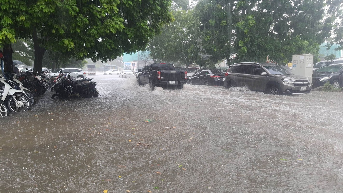 Ha Noi: Mua lon khien nhieu tuyen pho ngap, cay do de o to-Hinh-4