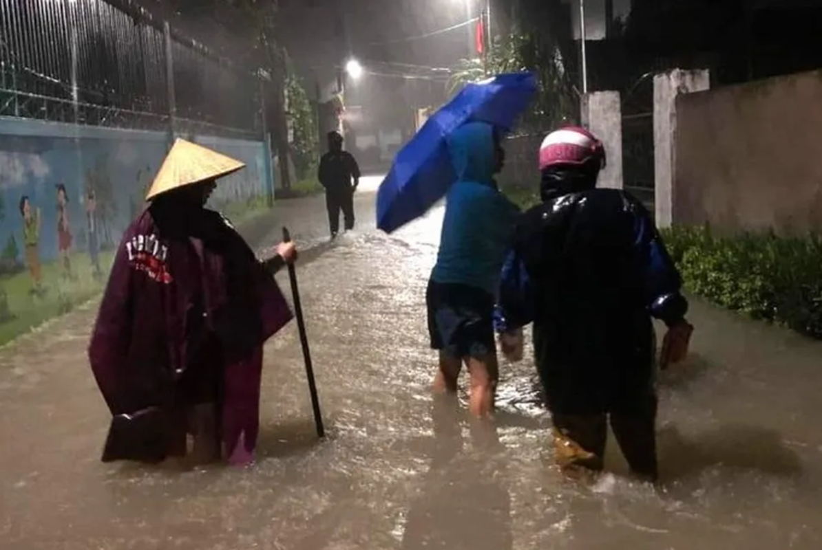 Mua lon trong dem khien nhieu tuyen duong o Nghe An ngap sau-Hinh-3