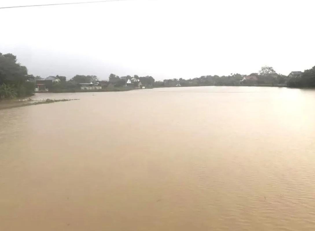 Mua lon trong dem khien nhieu tuyen duong o Nghe An ngap sau